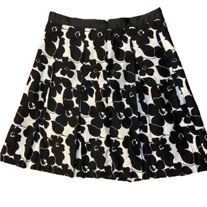 Mario Serrani Italy Black and white floral print below the knee pleated skirt